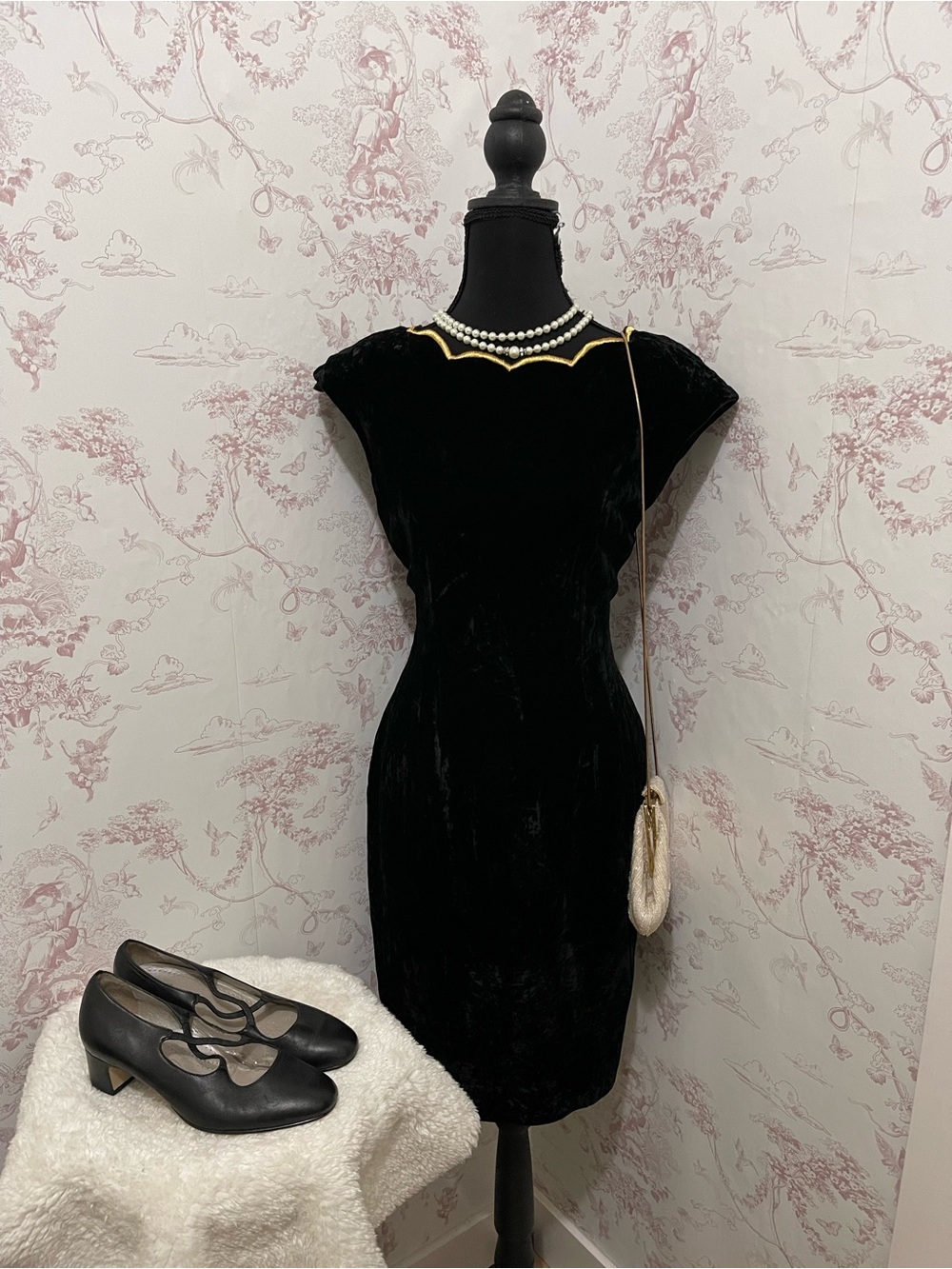 Vintage Nipon Boutique Dress with scalloped neckline and back details size 8